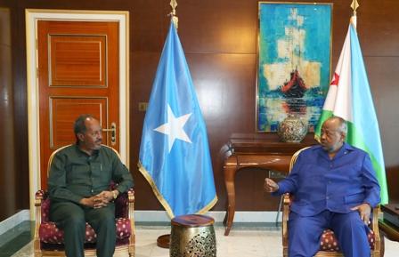 قمة مصغرة بين رئيس الجمهورية ونظيره الصومالي في القصر الرئاسي