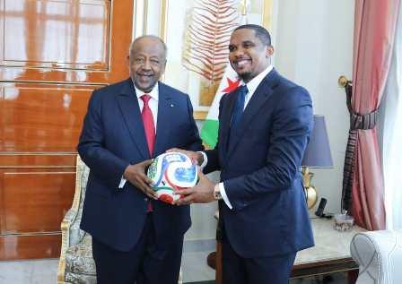 رئيس الجمهورية يستقبل نجم كرة القدم الكاميروني صامويل إيتو