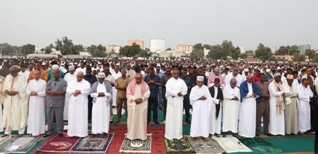 وسط جموع من المواطنين رئيس الجمهورية يؤدي صلاة عيد الفطر