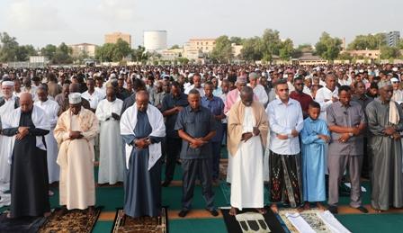 الرئيس جيله يؤدي صلاة عيد الأضحى بميدان «عوليد» وسط حضور رسمي وشعبي واسع
