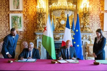 جيبوتي وفرنسا تعقدان مشاورات سياسية جديدة في باريس وتوقعان اتفاقية لإصلاح التعليم الثانوي